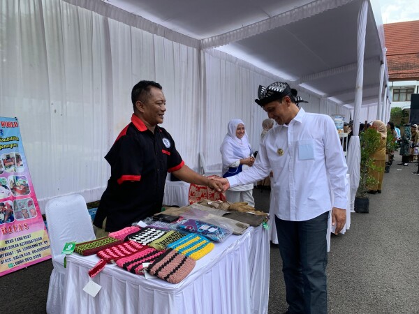 Libatkan UMKM di Musrenbang, Bupati dan Wakil Bupati Bojonegoro Ajak Para Tamu untuk Belanja Produk Lokal