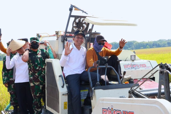 Bupati dan Wakil Bupati Bojonegoro Ikuti Panen Raya Padi di Sukorejo, Sampaikan Program Penyediaan Air untuk Atasi Kekeringan