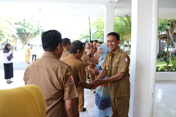 Hari Pertama Usai Libur Lebaran, Bupati Setyo Wahono dan Wabup Nurul Azizah Halal bi Halal Bersama Pegawai Pemkab Bojonegoro