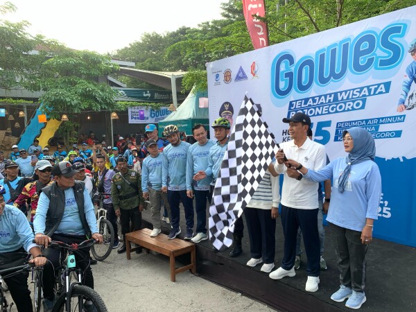 Semarak Gowes 35 Tahun Perumda Tirta Buana: Bupati-Wabup Promosikan Wisata Bojonegoro, Gerakkan UMKM Lokal