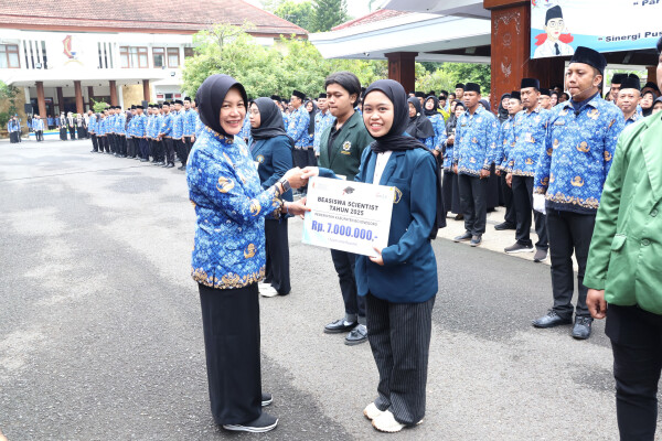 Rayakan Hardiknas: Pemkab Bojonegoro Salurkan Beasiswa, Dukung Warga Bojonegoro Tempuh Pendidikan Hingga Perguruan Tinggi