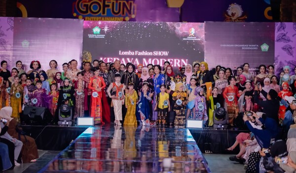 Gemerlap Fashion Show Kebaya Modern Batik Bojonegoro, Wabup Nurul Azizah Kenalkan Kebaya Motif Batik Obor Sewu