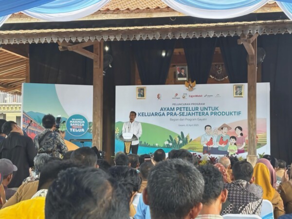 Bupati Wahono Bagikan Puluhan Ribu Ayam Gratis kepada Keluarga Prasejahtera di Bojonegoro