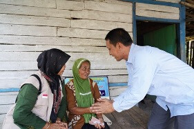 Peduli Masyarakat Rentan, Bupati Wahono Salurkan Bansos bagi Lansia dan Penyandang Disabilitas
