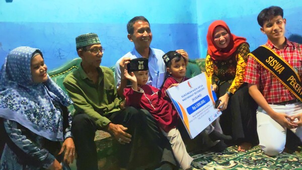 Medhayoh Keluarga Miskin Ekstrem, Bupati Bojonegoro Dengarkan Keluh Kesah, Salurkan Bansos KUSUMO, Bangun Optimisme dari Hati