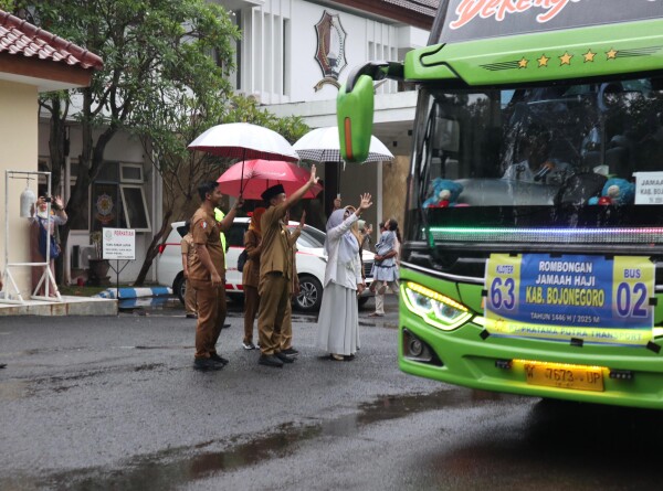 Diiringi Rintik Hujan, Bupati Bojonegoro Berangatkan 120 Jemaah Calon Haji Kloter 63