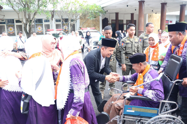 Penuh Suasana Haru, Bupati Setyo Wahono Berangkatkan 4 Kloter Jemaah Calon Haji Asal Bojonegoro