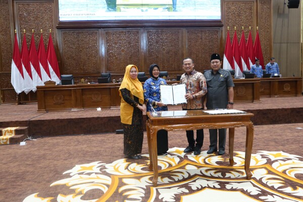 Pemkab dan DPRD Bojonegoro Tetapkan Perda Perlindungan Petani dan Perda Pengelolaan Sampah
