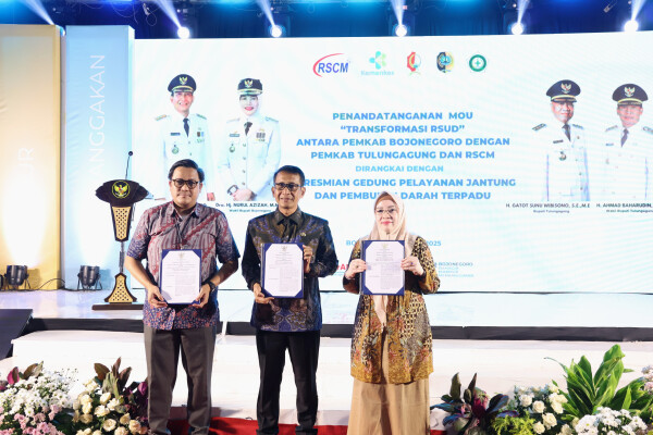 Tingkatkan Pelayanan Kesehatan, Pemkab Bojonegoro Teken MoU dengan RSCM dan Pemkab Tulungagung untuk Transformasi RSUD