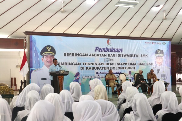 Bupati Bojonegoro Ajak Semua Pihak Bersinergi Siapkan Siswa SMK Sederajat Melek Teknologi untuk Masuk Dunia Kerja