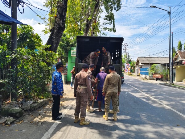 Satpol PP Bojonegoro Gelar Patroli, Sebanyak 8 PMKS Diamankan dan Dibawa ke Shelter Dinas Sosial