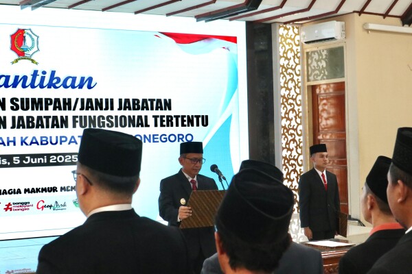 Bupati Bojonegoro Lantik 79 Kepala Sekolah dan 105 Pejabat Fungsional, Tingkatkan Kinerja untuk Wujudkan SDM Unggul