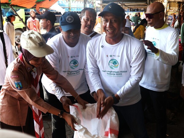 Hari Lingkungan Hidup Sedunia, Bupati Bojonegoro Pimpin Langsung Aksi Bersih-bersih Sampah Plastik