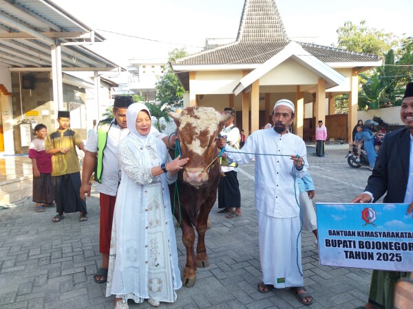 Tunaikan Sholat Idul Adha di Masjid Baabus Shofa, Wabup Bojonegoro Ajak Masyarakat Meneladani Kesabaran Nabi Ibrahim