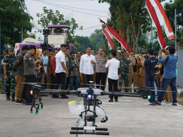 Dorong Petani Bojonegoro, Bupati Wahono Lanjut Menghadirkan Drone Sprayer Gratis