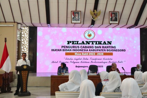 Hadiri Pelantikan Pengurus IBI, Bupati Bojonegoro Dorong Bidan Aktif dalam Upaya Menekan Angka Kematian Ibu dan Bayi