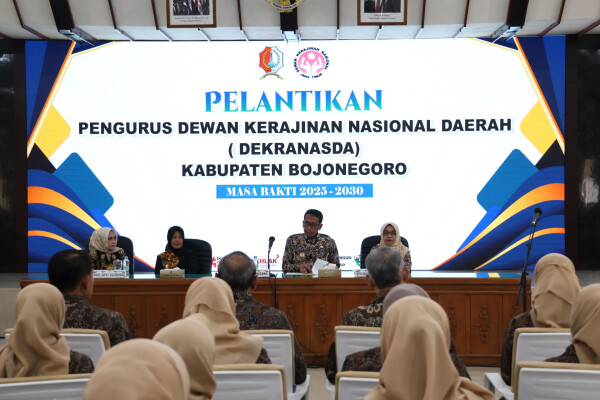 Pengurus Dekranasda Bojonegoro 2025-2030 Resmi Dilantik, Bupati Wahono Dorong Ikut Gerakkan Ekonomi dan Pendapatan Warga