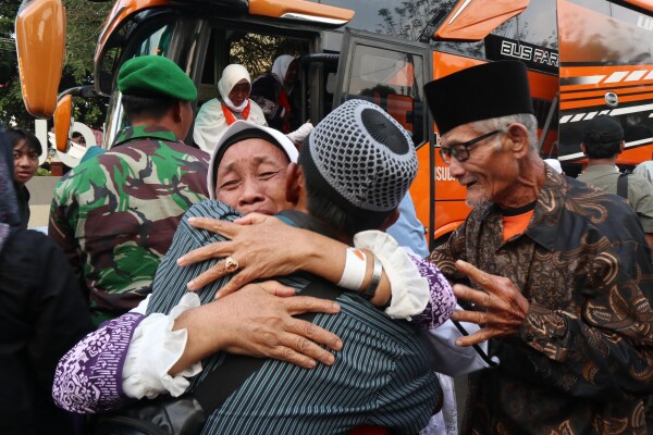 Kedatangan Jemaah Haji Kloter 64 Asal Bojonegoro Diwarnai Isak Tangis Bahagia