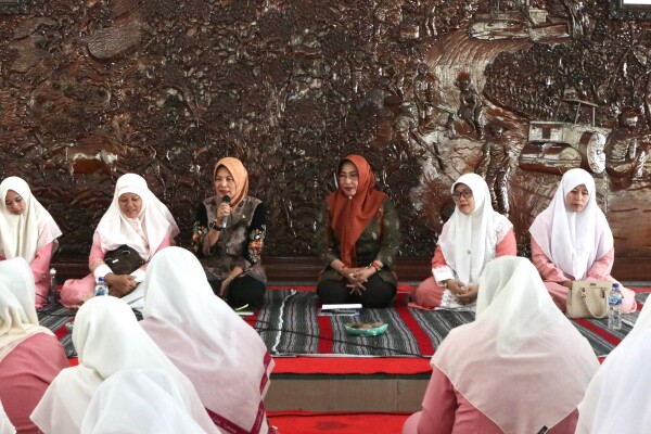 Suasana Adem Penuh Berkah, 100 Hafidzah Gelar Khotmil Qur’an di Pendopo Malowopati Bojonegoro