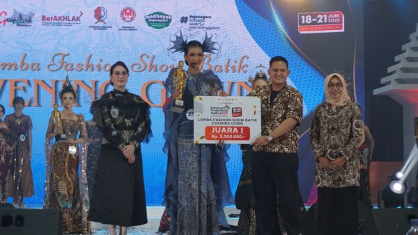 Semarak BWBF 2025 di Alun-alun Bojonegoro, Peserta dari Berbagai Daerah Antusias Ikuti Lomba Fashion Show Batik Evening Gown