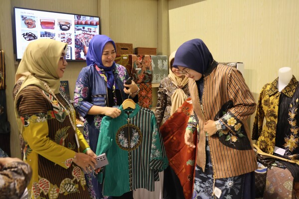 Ikut Meriahkan HUT Ke-45 Dekranas di Balikpapan, Dekranasda Bojonegoro Sukses Jadi Perhatian Pengunjung Luar Daerah