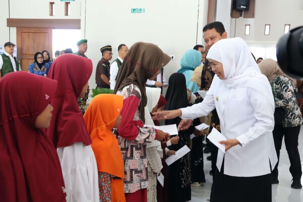 Gubernur Jatim Serahkan Bantuan Sosial Lintas Daerah di Bojonegoro