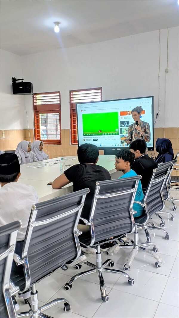 Disperpusip Bojonegoro Gandeng Pengajar Asal Amerika untuk Beri Pelatihan Bahasa Inggris Bagi Pelajar
