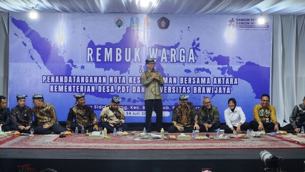 Menteri Desa PDTT Hadiri Rembug Warga, Beri Apresiasi Program Pengentasan Kemiskinan GAYATRI di Bojonegoro