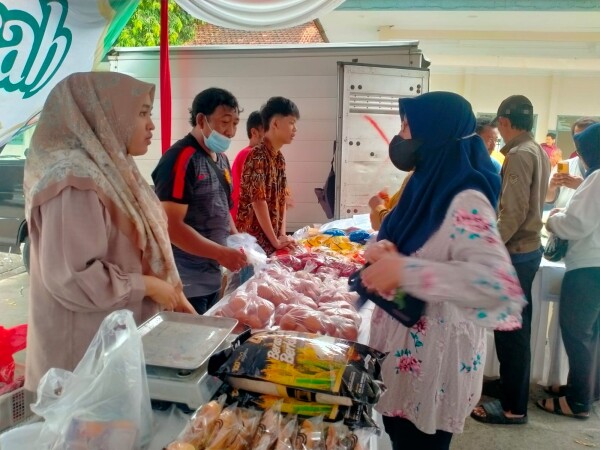 Warga Bojonegoro Sambut Gembira Pasar Murah yang Digelar Pemprov Jatim