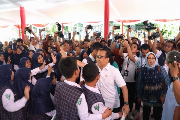 Menko PMK Pratikno Hadiri Pelaksanaan Cek Kesehatan Gratis Bagi Siswa di Bojonegoro
