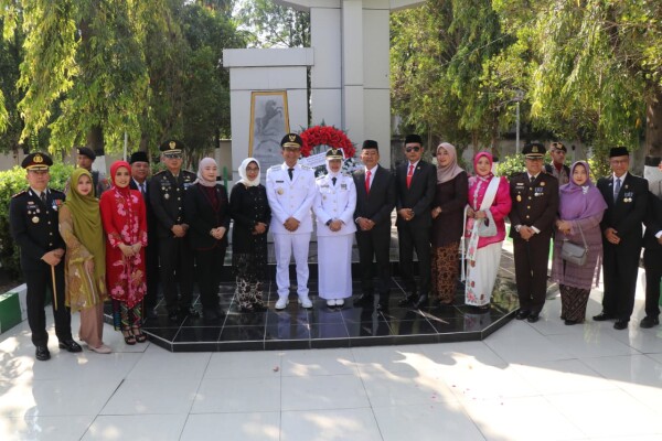 Peringati Hari Kemerdekaan, Bupati Bojonegoro dan Forkopimda Ziarah dan Tabur Bunga di Makam Pahlawan