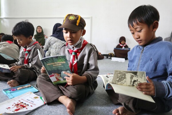 Puluhan Siswa MI Al Mansur Kunjungi Perpustakaan Daerah Bojonegoro, Wujud Gerakan Suka Baca