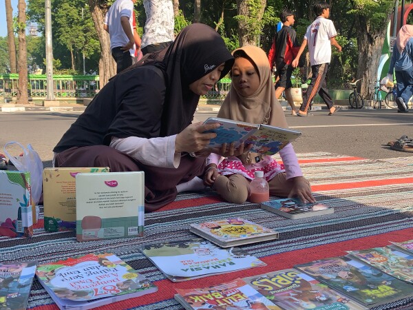 Semangat Literasi di Minggu Pagi CFD Bojonegoro, Anak-anak Asyik Membaca