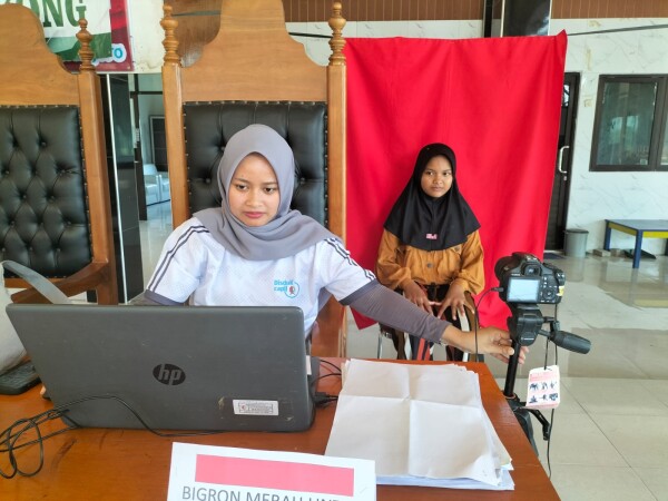 Dispendukcapil Bojonegoro Jemput Bola, Ratusan Anak Ikut Program Rekam KIA di Desa Lengkong