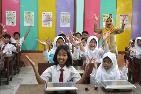 Senyum Para Siswa SDN Kadipaten 1 Bojonegoro Menikmati Menu MBG
