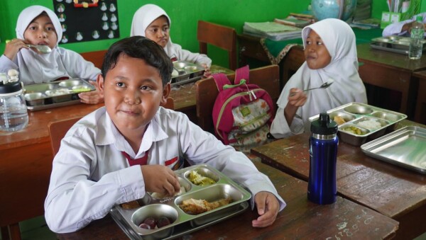 Menu MBG Bagi Siswa Sesuai Rekomendasi PERSAGI, Gizi Seimbang dan Terbuat dari Pangan Lokal  M. Khoirudin  30 Sep 2025  35 dilihat