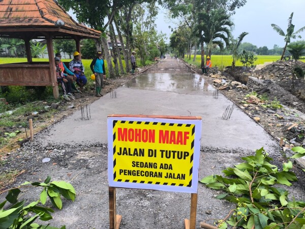 Jalan Desa Sambongrejo-Sumberrejo Dibangun Rigid Beton, Dorong Peningkatan Ekonomi Desa