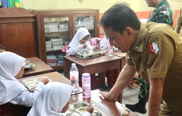 Bupati Setyo Wahono Sidak MBG di SDN Kadipaten 3 Bojonegoro, Cek Langsung Menu yang Dikonsumsi Siswa