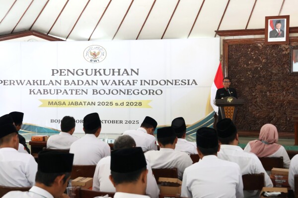 Hadir di Pengukuhan BWI Bojonegoro, Bupati Wahono Dorong Perbanyak Wakaf Produktif Bidang Pendidikan dan Kesehatan