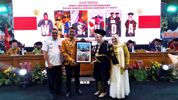 Bupati Setyo Wahono Hadiri Wisuda UNIGORO, Tegaskan Siap Berkolaborasi Membangun Bojonegoro