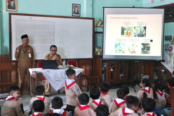 Wujudkan Sekolah Adiwiyata, DLH Bojonegoro Sosialisasi Pengolahan Sampah di SDN Kadipaten 1