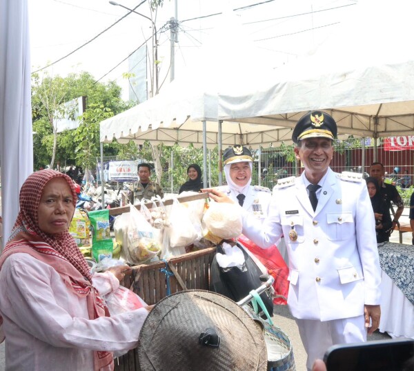 Pemkab Bojonegoro Beri Bantuan Modal Kepada Ratusan Pedagang Rengkek