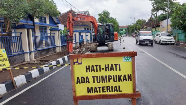 Pemkab Bojonegoro Mulai Rehabilitasi Trotoar, Beri Kenyamanan Warga