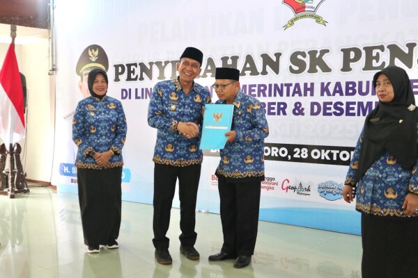 Puluhan PNS Terima SK Purna Tugas, Bupati Bojonegoro Ajak Terus Berkontribusi untuk Daerah