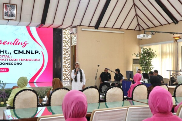 Bhayangkari Bojonegoro Gelar Seminar Parenting, Tegaskan Perempuan Sebagai Sekolah Pertama di Era Digital