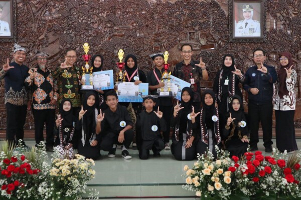 Para Finalis Tampil Penuh Semangat di Lomba Bertutur Kearifan Lokal Dialek Bojonegaran