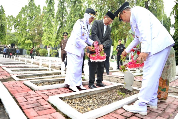 Bupati Bojonegoro Bersama Para Veteran Ziarah dan Tabur Bunga di TMP, Meneladani Jiwa Patriotisme Pahlawan