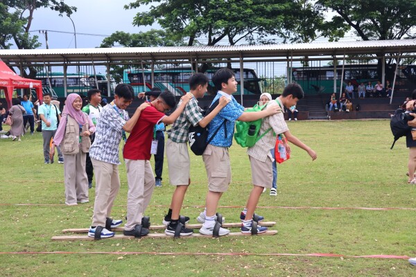 Seru dan Menegangkan, Delegasi 6 Negara di ASMOPSS Berkompetisi Olahraga Tradisonal di Dolokgede-Bojonegoro