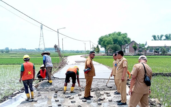 Jalan Poros Desa Tegalkodo-Sukosewu Dibangun Rigid Beton, Dorong Ekonomi Pertanian dan UMKM