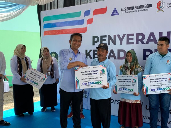 Bupati Bojonegoro Serahkan Bantuan Modal untuk Ratusan Pedagang Mlijo